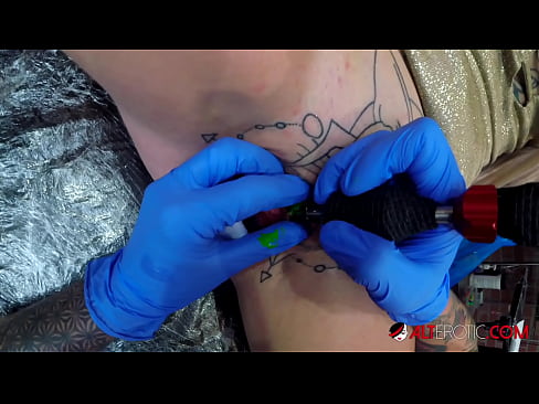 ❤️ Sully Savage, une chaudasse extrêmement tatouée, s'est fait tatouer le clitoris. ️ Sexe at porn fr.myinvest.top ☑